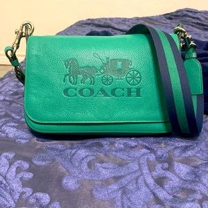 Am selling this beautiful green Coach crossbody purse 👜